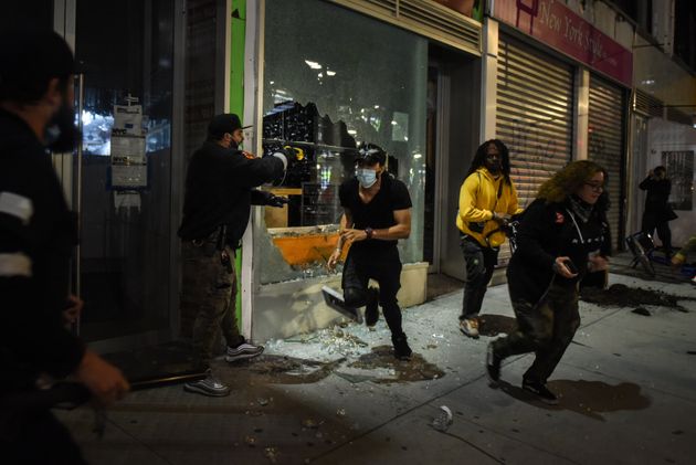 미국에서 흑인 남성 조지 플로이드가 경찰의 과잉진압으로 숨진 이후 시작된 시위에서 뉴욕의 한 상점이 습격당한 광경