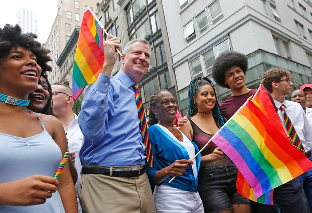 2015년 6월 28일 뉴욕 시내에서 열린 성소수자 프라이드 행진에 참가한 빌 드 블라지오 시장과 아내 셜레인 맥크레이, 딸 치아라, 아들 단테.