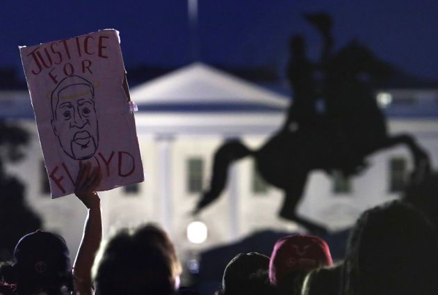 5월 31일, 미국 워싱턴 D.C 백악관 앞에서 시위를 하는 사람들