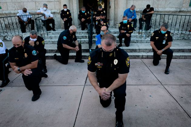 경찰의 과잉진압으로 숨진 조지 플로이드 관련 시위에 참여한 플로리다 경찰