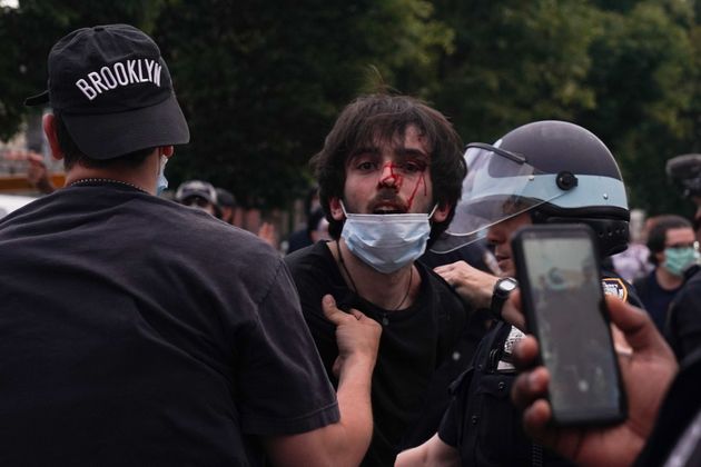뉴욕경찰이 한 시위자를 체포하고 있다. 뉴욕, 미국. 2020년 5월30일.