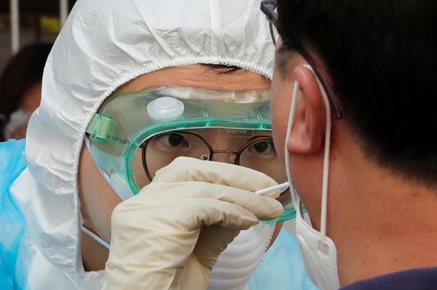 자료사진: 5월 29일 서울의 한 선별진료소에서 의료진이 코로나19 검사를 진행 중이다.
