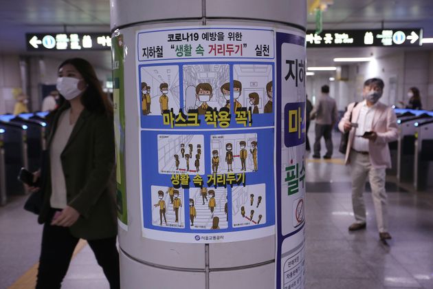 5월 28일 서울의 한 지하철역에 마스크 착용 권고 포스터가 붙어있다.