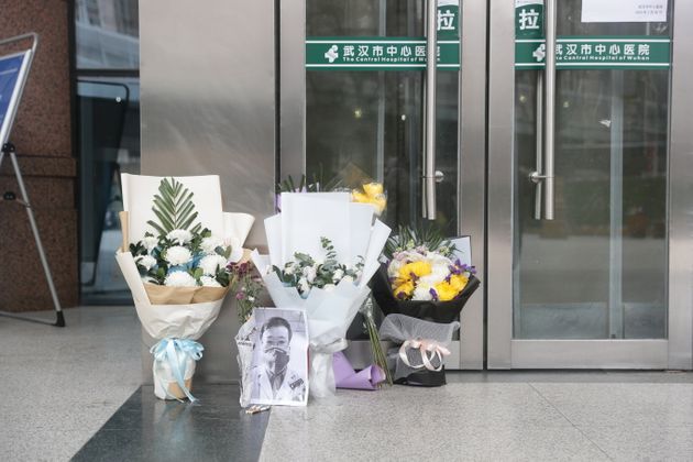 2월 7일 우한중심병원 건물 앞에 리원량을 추모하는 이들이 두고 간 꽃다발.
