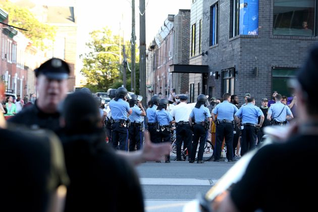 경찰이 사진 뒷쪽(길 건너편)에 모여있는 무리들과 대화를 하고 있다. 대부분 백인 남성으로 구성된 이들은 야구방망이와 해머, 도끼 등을 소지하고 있었다. 필라델피아, 펜실베이니아주. 2020년 6월1일.