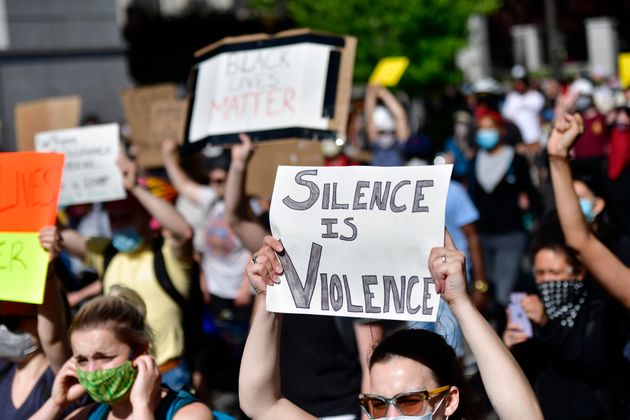 조지 플로이드의 사망에 항의하는 시위대가 필라델피아 도심으로 행진하고 있다. 필라델피아, 펜실베이니아주. 2020년 6월1일.
