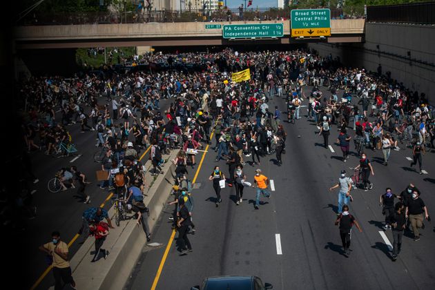 시위대는 한 때 고속도로를 점거하기도 했다. 경찰은 최루가스와 고무탄을 동원해 해산을 시도했다. 필라델피아, 펜실베이니아주. 2020년 6월1일.
