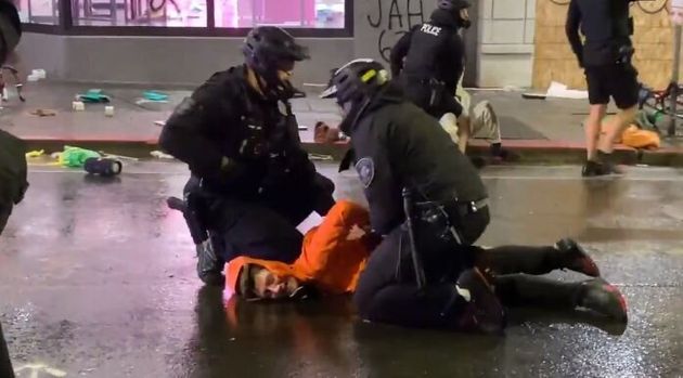 미국 워싱턴주 시애틀에서 한 경찰이 시위대를 체포하는 모습