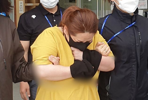 9세 의붓아들이 거짓말을 했다는 이유로 7시간이 넘게 여행용 가방에 가둬 심정지 상태에 이르게 한 40대 여성이 3일 오후 영장실질심사를 받기 위해 대전지방법원 천안지원으로 향하고 있다