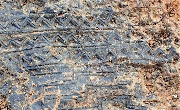 대성동고분군 108호 목곽묘에서 발굴된 칠기 목제 부장품. 삼각형이 반복되는 형태의 무늬가 새겨져 있다.