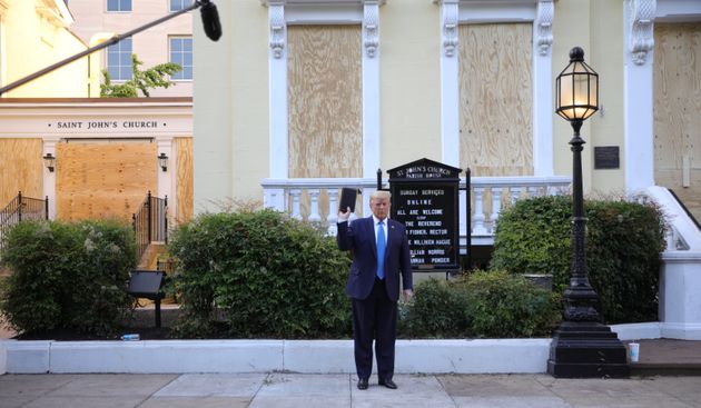 도널드 트럼프 대통령이 세인트 존스 교회 앞에서 성경책을 든 채 기념촬영을 하고 있다.2020년 6월1일.
