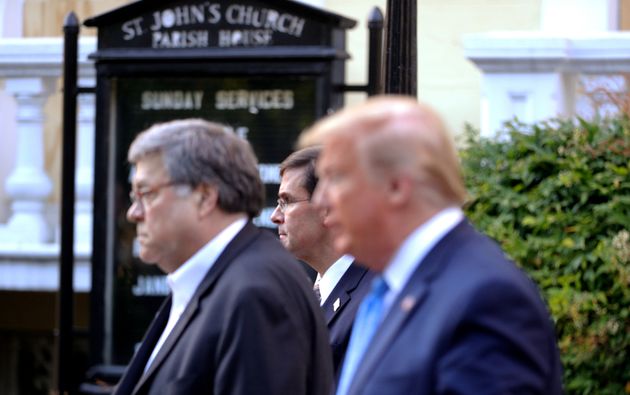 트럼프 대통령의 '교회 사진촬영 이벤트'에 동행한 마크 에스퍼 국방장관(가운데).