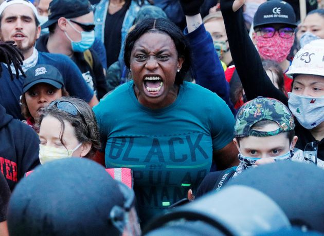 체포 과정에서 백인 경찰관의 '무릎 누르기'로 비무장 흑인 조지 플로이드가 사망한 사건에 분노한 시위가 미국 전역에서 계속되고 있다. 보스턴, 매사추세츠주. 2020년 6월2일.
