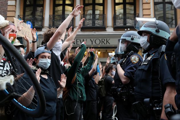 시위대가 경찰과 대치하고 있다. 뉴욕. 2020년 6월2일.