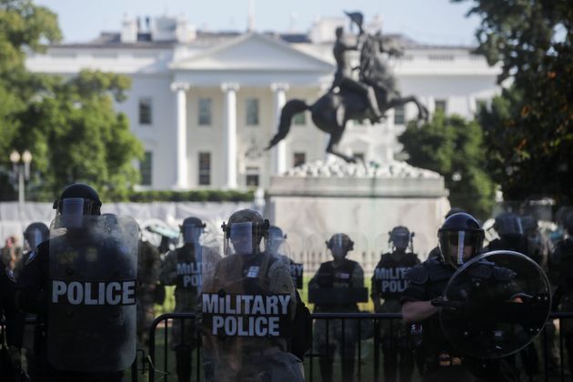 백악관 인근에서 벌어지고 있는 시위에 대응해 워싱턴DC 주방위군 군 경찰관들이 투입되어 있는 모습. 2020년 6월1일.