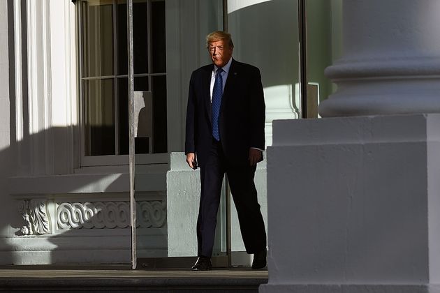 (자료사진) 2020년 6월1일 - 도널드 트럼프 미국 대통령이 인근의 세인트 존스 교회를 방문하기 위해 걸어서 백악관을 나서고 있다.