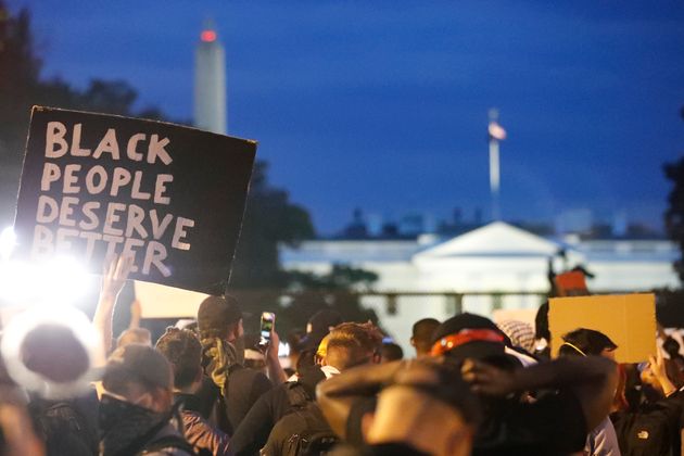 조지 플로이드의 죽음에 항의하는 시위가 백악관 앞에서 열리고 있다. 워싱턴DC. 2020년 6월2일.