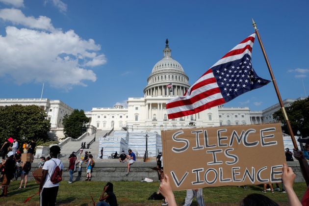 조지 플로이드의 죽음에 항의하는 시위가 미국 연방의회 의사당 앞에서 열리고 있다. 워싱턴DC. 2020년 6월4일.