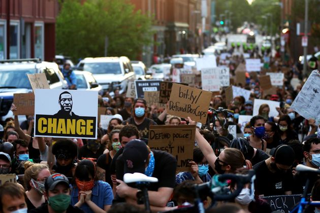 미국 전역으로 번진 시위는 조지 플로이드의 죽음에 대한 분노, 더 나아가서는 미국 사회의 '구조적인 인종차별'에 관한 문제의식에 그 뿌리를 두고 있다. 보스턴, 매사추세츠주. 2020년 6월4일.
