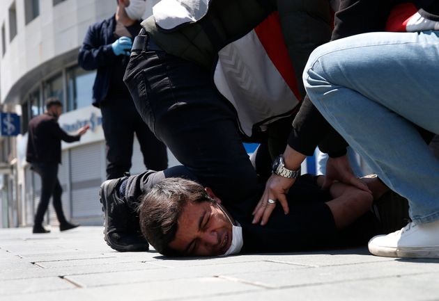 (자료사진) 2020년 5월1일 - 터키 경찰이 한 시위자를 체포하고 있는 모습. 이스탄불, 터키.