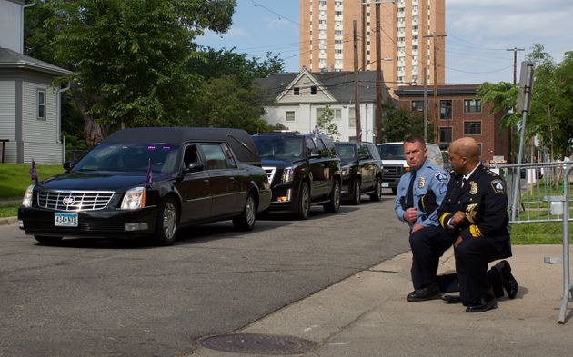 조지 플로이드의 시신을 실은 운구차가 추도식장으로 향하는 길. 미니애폴리스 경찰청장이 '무릎 꿇기'로 조의를 표하고 있다. 2020년 6월4일.