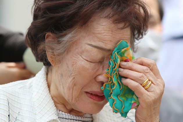 이용수 할머니가 6일 오전 대구 중구 서문로 희움 일본군 위안부 역사관에서 열린 '대구·경북 일본군 위안부 피해자 추모의 날' 행사에 참석해 세상 먼저 떠난 할머니들의 영정을 바라보다 흐르는 눈물을 손수건으로 닦고 있다.