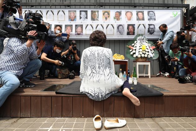 이용수 할머니가 6일 오전 대구 중구 서문로 희움 일본군 위안부 역사관에서 열린 '대구·경북 일본군 위안부 피해자 추모의 날' 행사에 참석해 먼저 세상을 떠난 할머니들 앞에서 울분을 토로하고 있다.