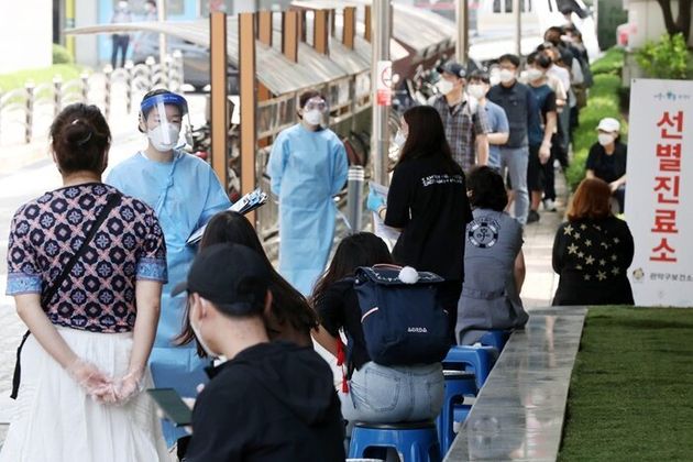 5일 오후 서울 관악구 보건소에서 의료진들이 코로나19 의심 증상으로 보건소를 찾은 시민들을 돌보고 있다.
