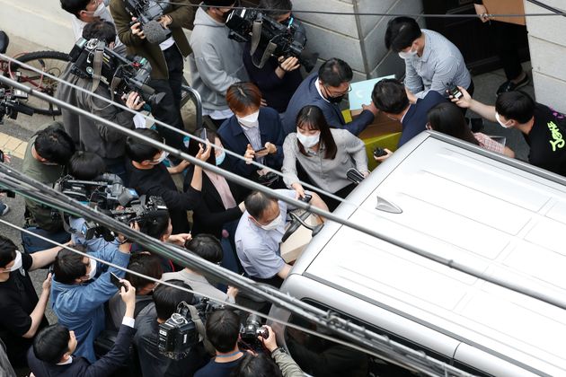 기부금 횡령 의혹 등에 휩싸인 정의기억연대(정의연)를 수사하는 검찰이 5월 21일 서울 마포구 위안부 피해자 할머니들의 쉼터 '평화의 우리집'에 대한 압수수색을 마친 후 압수품을 들고 차량으로 향하고 있다. 