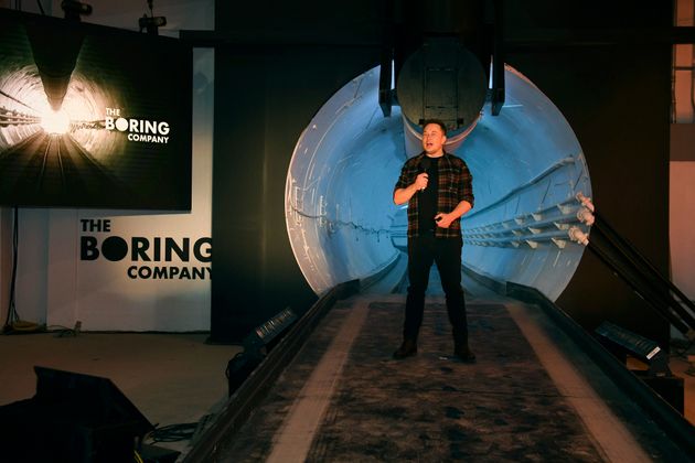 2018년 12월 18일 테슬라 CEO 일론 머스크가 캘리포니아에서 테스트 중인 터널을 공개하고 있다.