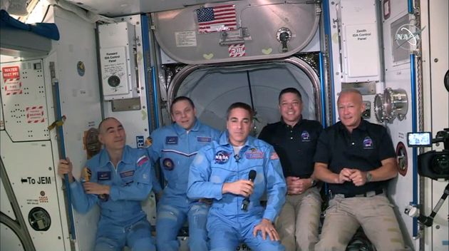5월 31일 국제우주정거장 도킹 성공 소식을 알리는 우주인 Doug Hurley, Bob Behnken, Chris Cassidy, Anatoly Ivanishin, Ivan Vagner (오른쪽부터).