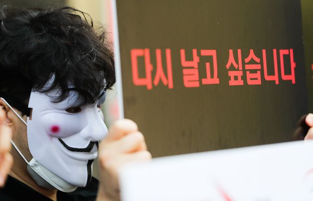 이스타항공 조종사노조가 4월27일 오전 서울 강서구 이스타항공 본사 앞에서 기자회견을 열고 정리해고 중단을 촉구하고 있다.
