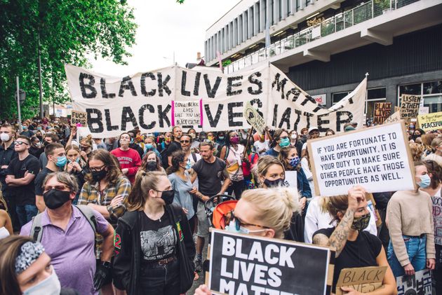 '블랙 라이브스 매터' 시위대가 17세기 노예무역상 에드워드 콜스톤의 이름을 딴 공연장 '콜스톤 홀' 앞을 행진하고 있다. 브리스톨, 영국. 2020년 6월7일.