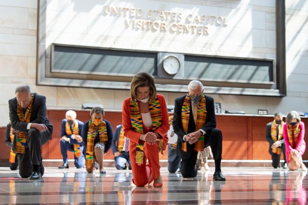 낸시 펠로시 하원의장(민주당, 가운데)을 비롯해 의사당에 모인 민주당 상·하원 의원들이 조지 플로이드에 대한 추모의 뜻으로 무릎을 꿇고 있다. 워싱턴DC, 미국. 2020년 6월8일.