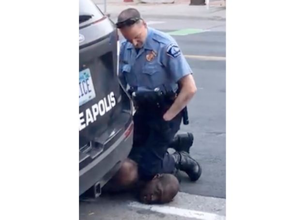 (자료사진) 2020년 5월25일 - 행인이 촬영한 영상을 보면, 경찰관 데릭 쇼빈은 무릎으로 조지 플로이드의 목을 8분 넘게 누르고 있었다. 플로이드의 죽음은 전 세계 경찰들이 오랫동안 활용해왔던 제압 수법에 대한 논쟁을 불러일으키고 있다.