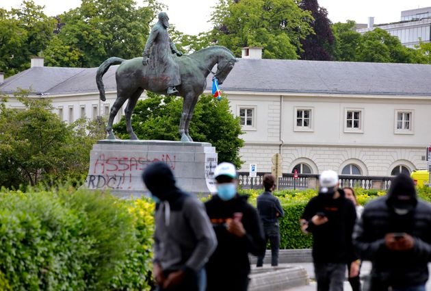 '암살자'라는 낙서로 뒤덮인 레오폴드 2세의 동상. 누군가 콩고민주공화국의 국기를 걸어뒀다. 브뤼셀, 벨기에. 2020년 6월7일.