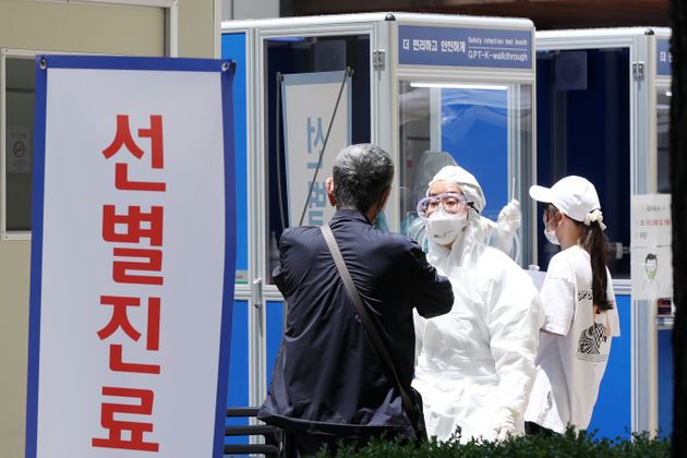 10일 서울 송파구 보건소에서 의료진들이 신종 코로나바이러스 감염증(코로나19) 의심 증상으로 선별진료소를 찾은 시민들을 돌보고 있다. 