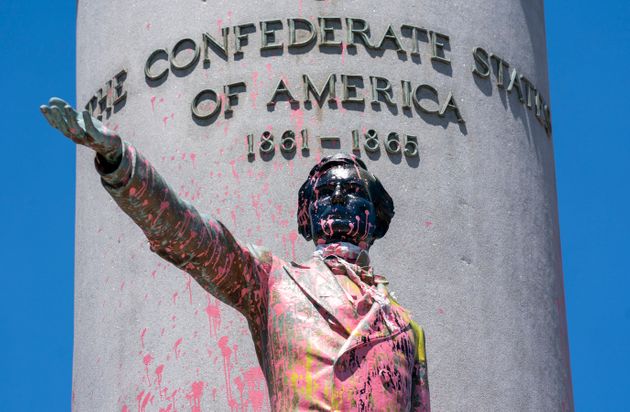 미국 남북전쟁 당시 남부연합(Confederate States of America, 아메리카 연합국) 대통령이었던 제퍼슨 데이비스의 동상이 시위대가 뿌린 페인트로 뒤덮여 있다. 리치몬드, 버지니아주. 2020년 6월7일.