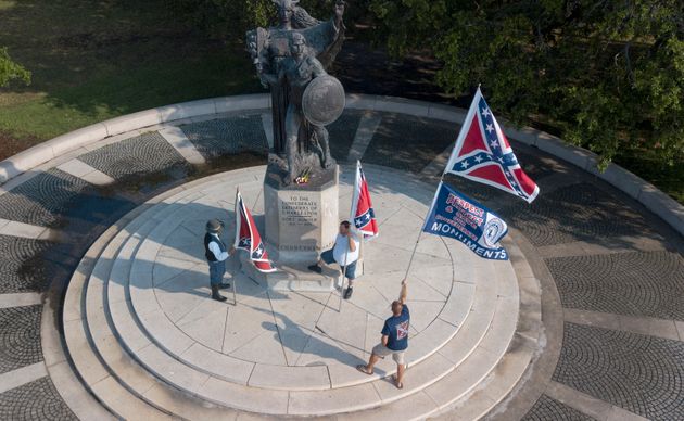 (자료사진) 주기적으로 기념 행사를 벌여온 'Flag Across the South' 회원들이 남부연합 기념물 앞에서 남부연합기를 흔들고 있다. 찰스턴, 사우스캐롤라이나주. 2019년 6월2일.