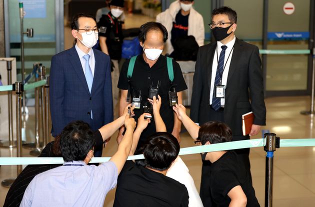 해적에 납치됐던 50대 한국인 남성 A씨가 10일 오후 인천공항을 통해 입국하고 있다.