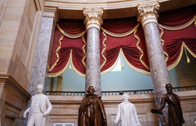 남부연합 대통령 제퍼슨 데이비스(왼쪽에서 두 번째)의 조각상이 미국 의사당 내 'National Statuary Hall'에 자리잡고 있는 모습. 민주당은 남부연합 지도자 11명의 조각상을 철거하는 방안을 추진하고 있다.