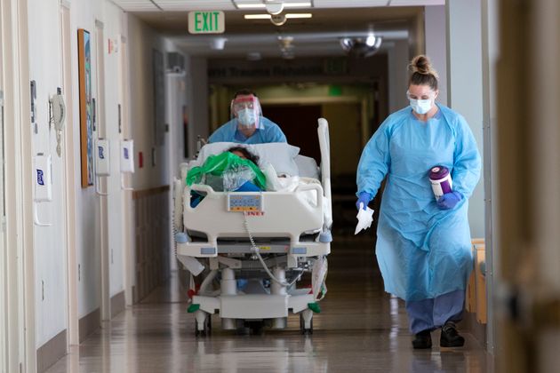(자료사진) - 미국 시애틀의 한 병원에서 의료진들이 코로나19 환자를 옮기고 있는 모습.