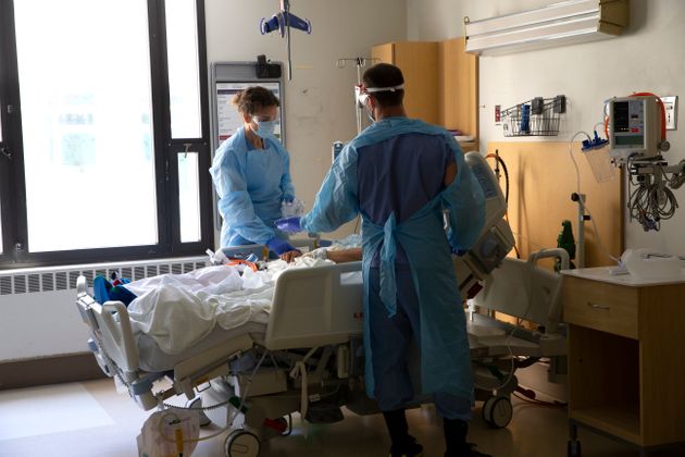 (자료사진) - 미국 시애틀의 한 병원에서 의료진이 코로나19 환자를 돌보고 있는 모습.