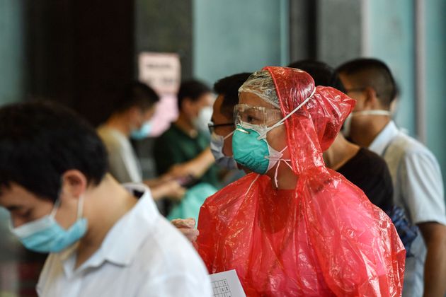최근 베이징 방문자들이 코로나19 검사를 받기 위해 줄을 섰다. 중국 장쑤성, 난징. 2020. 6. 15. 