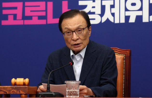 이해찬 더불어민주당 대표가 15일 오전 서울 여의도 국회에서 열린 최고위원회의에서 모두발언을 하고 있다.