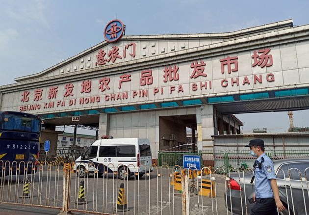 최근 중국 베이징에서 확인된 코로나19 확진자들은 모두 신파디 시장과 연관이 있는 것으로 파악됐다. 사진은 확진자 발생으로 폐쇄된 신파디 시장 앞의 모습. 베이징, 중국. 2020년 6월13일.