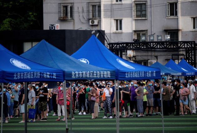 신파디 시장을 방문했거나 방문자와 접촉했을 것으로 의심되는 인근 주민들이 코로나19 진단검사를 받기 위해 줄을 서고 있다. 베이징, 중국. 2020년 6월14일.