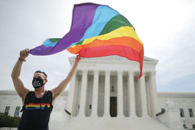 성소수자 조지프 폰즈씨가 연방대법원 앞에서 레인보우 깃발을 흔들어보이고 있다. 연방대법원은 성적지향이나 젠더 정체성에 따른 차별은 민권법 제7조에 위배된다고 판결했다. 워싱턴DC. 2020년 6월15일.