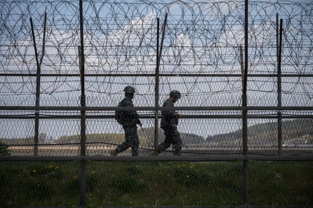 (자료사진) - 군인들이 강화도 군사분계선(DMZ)에서 경계 근무를 서고 있다.