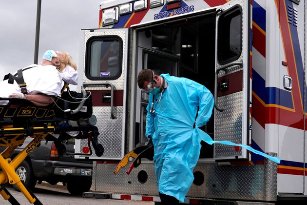 (자료사진) 의료진이 코로나19 환자를 이송하고 있다. 쇼니, 오클라호마주. 2020년 4월2일.